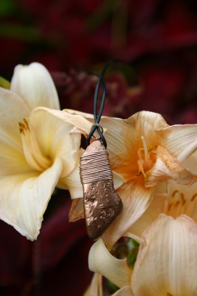 diy copper colored stone pendant with metal wire