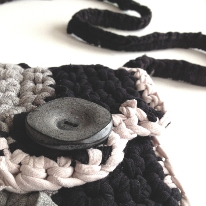 diy crochet bag made out of old t-shirts with old button from the 50´s