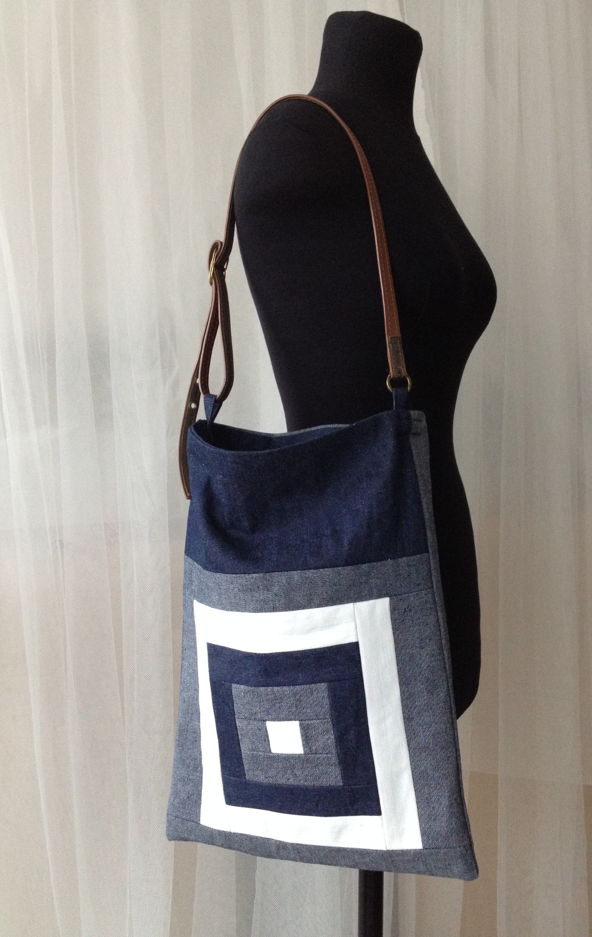 "Kurume kasuri goku masu- five squares" denim quilt bag on the fitting torso