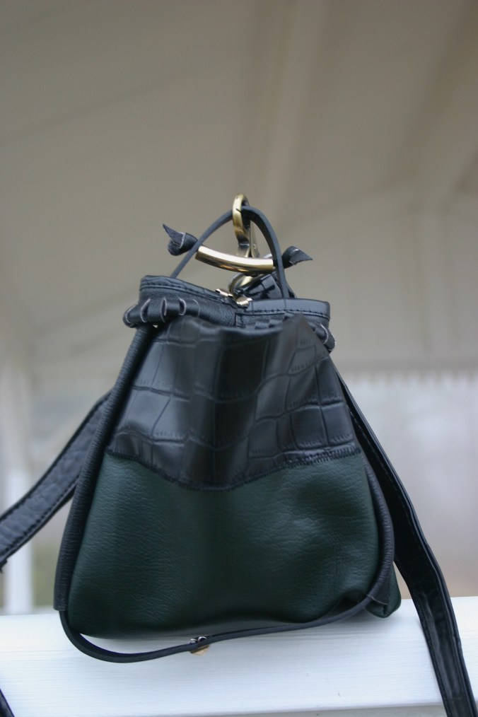 diy-greenish-leather-bag-side-view-of-handle-fastening