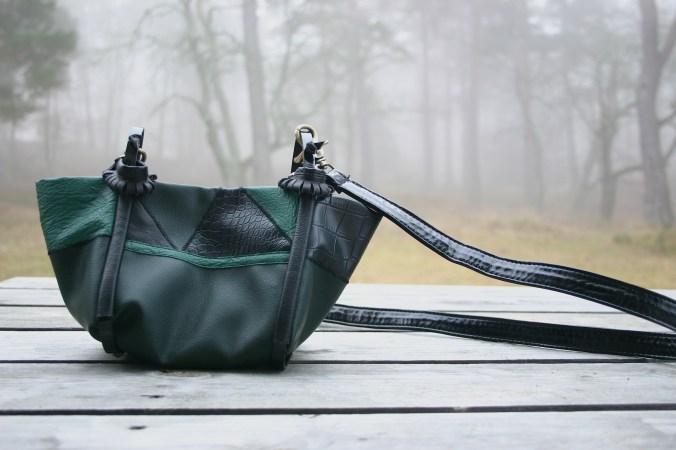 diy-greenish-leather-bag-with-cross-body-strap