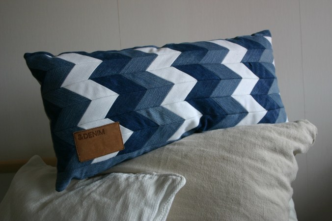 diy chevron pattern denim cushion out of old jeans and linen fabric, decorated with original patch from the recycled jeans